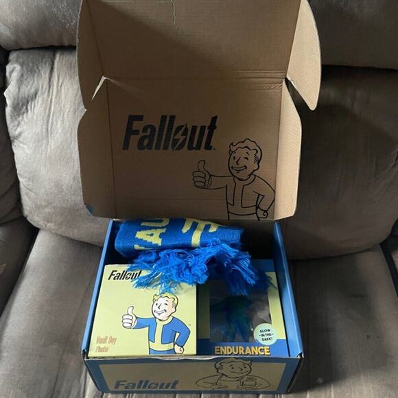 FALLOUT COLLECTOR BOX 5 PIECES VAULT BOY PLANTER, VAULT TEC SCARF, PIN, FIGURINE - Picture 11 of 16